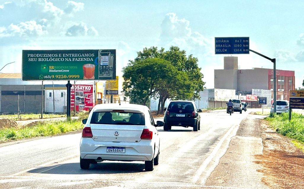 Outdoor em Palmas, TO 080,SENTIDO DE QUEM TRANSITA DE
PALMAS PARA LUZIMANGUES, AO LADO ESQUERDO
(EM FRENTE A TRATORGARRA) (#PMW35B) | Paraled Mídia Exterior